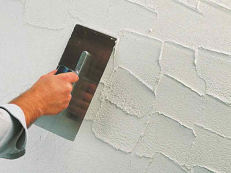 Apply-decorative-plaster-on-the-wall