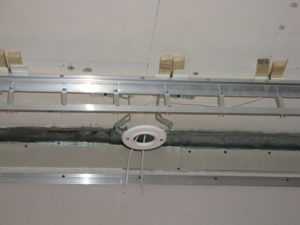 Замена открытой проводки (плинтус или подвесной потолок)